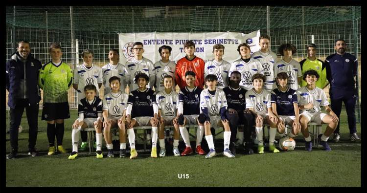 Une équipe de football junior pose pour une photo de groupe sur un terrain de sport, avec des adultes encadrants.