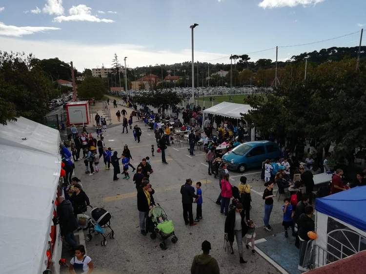 Une vue aérienne d'un événement de club de football avec de nombreuses personnes et des tentes.